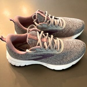 Brooks sneaker size 6.5 like new
